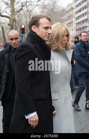 Le président français Emmanuel Macron et sa femme Brigitte Macron arrivent pour observer une minute de silence devant la plaque commémorant le regretté policier Ahmed Merabet pour marquer le troisième anniversaire de l'attaque, à Paris, sur 7 janvier 2018. Deux jihadistes français qui avaient prêté serment d'allégeance à Al-Qaïda ont tué 11 personnes dans les bureaux de Charlie Hebdo en 2015 à cause de la couverture satirique de l'Islam et du prophète Mahomet par le magazine résolument athée. L'assaut, qui a vu un policier exécuté à pointblank range à proximité, a profondément choqué la France. Le président français Emmanuel Macron et sa femme Brigi Banque D'Images