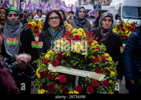 Les membres de la communauté kurde se réunissent devant le bâtiment où l'un des membres fondateurs du Parti des travailleurs du Kurdistan (PKK), Sakine Cansiz, et deux autres membres féminins ont été tués par balle le 10 janvier 2013, à Paris. Pour marquer le 5th anniversaire de leur meurtre, le maire de Paris a installé une plaque commémorative devant le bâtiment. Banque D'Images