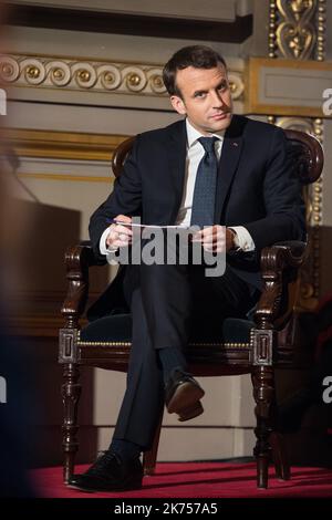 Le président français Emmanuel Macron écoute les discours du Premier président de la Cour de cassation et procureur général, lors d'une cérémonie à la Cour de cassation, la plus haute cour judiciaire française, au palais de justice de Paris, sur 15 janvier 2018. Banque D'Images