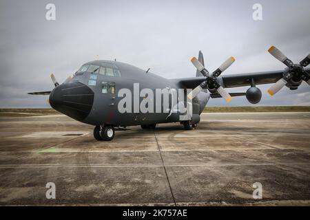 Le ministre des armées Florence Parly était à la BA123 Orléans-Bricy, lundi, 15 janvier dans la matinée, pour l'atterrissage du premier Hercules C130J, trente ans presque au jour après le C130H. C'est l'un des quatre Hercules C130J commandés par la France, équipement tactique qui complétera l'arrivée de l'Airbus A400M. Banque D'Images