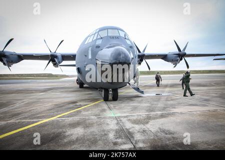 Le ministre des armées Florence Parly était à la BA123 Orléans-Bricy, lundi, 15 janvier dans la matinée, pour l'atterrissage du premier Hercules C130J, trente ans presque au jour après le C130H. C'est l'un des quatre Hercules C130J commandés par la France, équipement tactique qui complétera l'arrivée de l'Airbus A400M. Banque D'Images