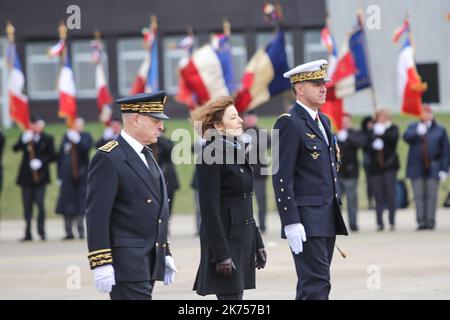 Le ministre des armées Florence Parly était à la BA123 Orléans-Bricy, lundi, 15 janvier dans la matinée, pour l'atterrissage du premier Hercules C130J, trente ans presque au jour après le C130H. C'est l'un des quatre Hercules C130J commandés par la France, équipement tactique qui complétera l'arrivée de l'Airbus A400M. Banque D'Images