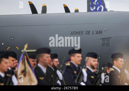 Le ministre des armées Florence Parly était à la BA123 Orléans-Bricy, lundi, 15 janvier dans la matinée, pour l'atterrissage du premier Hercules C130J, trente ans presque au jour après le C130H. C'est l'un des quatre Hercules C130J commandés par la France, équipement tactique qui complétera l'arrivée de l'Airbus A400M. Banque D'Images