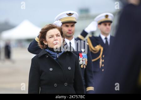 Le ministre des armées Florence Parly était à la BA123 Orléans-Bricy, lundi, 15 janvier dans la matinée, pour l'atterrissage du premier Hercules C130J, trente ans presque au jour après le C130H. C'est l'un des quatre Hercules C130J commandés par la France, équipement tactique qui complétera l'arrivée de l'Airbus A400M. Banque D'Images