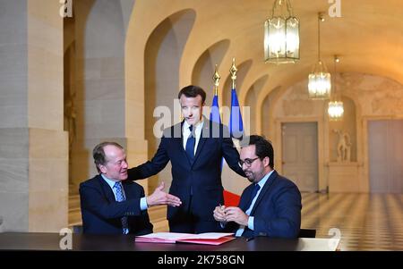 @ Pool/ Liewig Christian /Maxppp, France, Paris, 2018/01/23 ancien PDG de Cisco Systems, John Chambers, président français Emmanuel Macron (C), et ministre d'État français du secteur numérique Mounir Mahjoub lors du sommet Choose France, au Château de Versailles, à l'extérieur de Paris, sur 22 janvier 2018. La campagne du président Emmanuel Macron pour une « Renaissance française » a pris un coup d'envoi à 22 janvier alors que son gouvernement a accueilli 140 chefs d'entreprise multinationaux avant le rassemblement cette semaine des riches et des puissants à Davos Banque D'Images