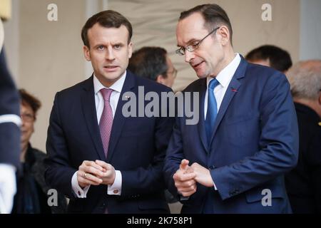 Le président français Emmanuel Macron rencontre son homologue arménien à l'Elysée Banque D'Images