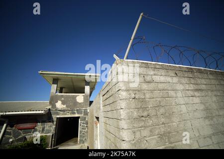 Robben Island, Afrique du Sud - qui abrite la prison tristement célèbre où Nelson Mandela a passé 18 de ses 27 années, ainsi que plus de 3 000 prisonniers politiques pendant leur combat pour mettre fin à l'apartheid. L'apartheid (littéralement "à part" en Afrikaans) était un système de ségrégation raciale appliqué par le Parti national d'Afrique du Sud au pouvoir de 1948 à 1994. L'île est un site national classé au patrimoine mondial de l'UNESCO à 9 kilomètres au large du Cap. Aujourd'hui, c'est l'un des sites les plus visités d'Afrique du Sud, accessible en ferry depuis le front de mer de Victoria & Albert. Banque D'Images