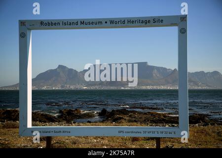 Robben Island, Afrique du Sud - qui abrite la prison tristement célèbre où Nelson Mandela a passé 18 de ses 27 années, ainsi que plus de 3 000 prisonniers politiques pendant leur combat pour mettre fin à l'apartheid. L'apartheid (littéralement "à part" en Afrikaans) était un système de ségrégation raciale appliqué par le Parti national d'Afrique du Sud au pouvoir de 1948 à 1994. L'île est un site national classé au patrimoine mondial de l'UNESCO à 9 kilomètres au large du Cap. Aujourd'hui, c'est l'un des sites les plus visités d'Afrique du Sud, accessible en ferry depuis le front de mer de Victoria & Albert. Banque D'Images