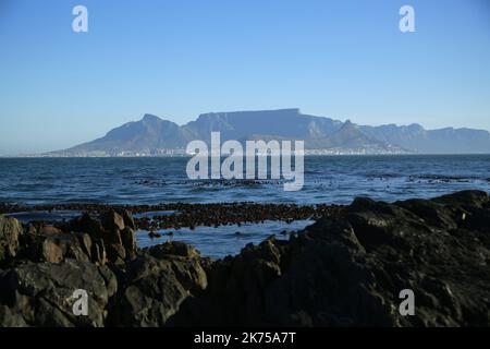 Robben Island, Afrique du Sud - qui abrite la prison tristement célèbre où Nelson Mandela a passé 18 de ses 27 années, ainsi que plus de 3 000 prisonniers politiques pendant leur combat pour mettre fin à l'apartheid. L'apartheid (littéralement "à part" en Afrikaans) était un système de ségrégation raciale appliqué par le Parti national d'Afrique du Sud au pouvoir de 1948 à 1994. L'île est un site national classé au patrimoine mondial de l'UNESCO à 9 kilomètres au large du Cap. Aujourd'hui, c'est l'un des sites les plus visités d'Afrique du Sud, accessible en ferry depuis le front de mer de Victoria & Albert. Banque D'Images