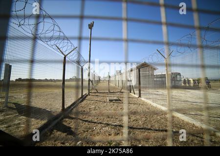 Robben Island, Afrique du Sud - qui abrite la prison tristement célèbre où Nelson Mandela a passé 18 de ses 27 années, ainsi que plus de 3 000 prisonniers politiques pendant leur combat pour mettre fin à l'apartheid. L'apartheid (littéralement "à part" en Afrikaans) était un système de ségrégation raciale appliqué par le Parti national d'Afrique du Sud au pouvoir de 1948 à 1994. L'île est un site national classé au patrimoine mondial de l'UNESCO à 9 kilomètres au large du Cap. Aujourd'hui, c'est l'un des sites les plus visités d'Afrique du Sud, accessible en ferry depuis le front de mer de Victoria & Albert. Banque D'Images