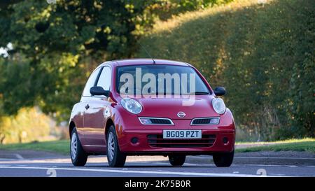 Petite voiture à hayon Nissan Micra rouge 2009 Banque D'Images