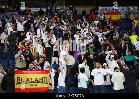 Les fans du Real Madrid dans les tribunes brandissent des drapeaux et des bannières pour montrer leur soutien Banque D'Images