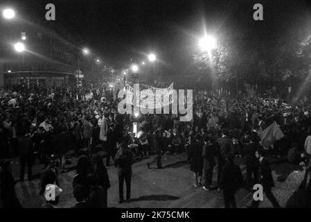 La période volatile de troubles civils en France en mai 1968 a été ponctuée par des manifestations et des grèves générales massives, ainsi que par l'occupation d'universités et d'usines à travers la France. Au plus fort de sa ferveur, elle a mis l'économie entière de la France à l'arrêt quasi-total. Les manifestations ont atteint un tel point que les dirigeants politiques craignaient une guerre civile ou une révolution ; le gouvernement national lui-même a momentanément cessé de fonctionner après que le président CharlesdeGaulle ait secrètement fui la France pendant quelques heures. Les manifestations ont suscité un mouvement artistique, avec des chansons, des graffitis imaginatifs, des affiches et des slogans Banque D'Images