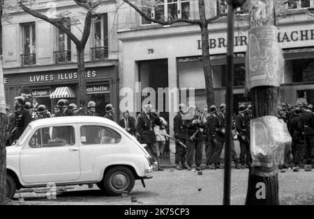 La période volatile de troubles civils en France en mai 1968 a été ponctuée par des manifestations et des grèves générales massives, ainsi que par l'occupation d'universités et d'usines à travers la France. Au plus fort de sa ferveur, elle a mis l'économie entière de la France à l'arrêt quasi-total. Les manifestations ont atteint un tel point que les dirigeants politiques craignaient une guerre civile ou une révolution ; le gouvernement national lui-même a momentanément cessé de fonctionner après que le président CharlesdeGaulle ait secrètement fui la France pendant quelques heures. Les manifestations ont suscité un mouvement artistique, avec des chansons, des graffitis imaginatifs, des affiches et des slogans Banque D'Images