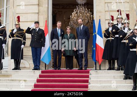 Grand-duc Henri de Luxembourg, Grande-duchesse de Luxembourg Maria-Teresa et Premier ministre français Edouard Philippe lors d'une cérémonie d'accueil à l'Hôtel de Matignon à Paris. Banque D'Images