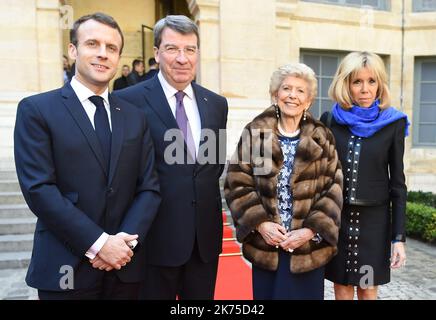 Le président Emmanuel Macron et son épouse Brigitte Macron, la chancelière de l'académie française Xavier Darcos et la secrétaire perpétuelle Hélène Carrere d'Encausse lors d'une cérémonie à l'Institut français sur l'20 mars 2018 à Paris, La France après que le Président français a dévoilé sa stratégie de promotion de la langue française lors d'un discours dans le cadre de la Journée internationale de la Francophonie devant les membres de l'Académie française (Académie française). Banque D'Images