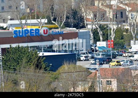 Trebes, France, mars 23rd 2018 Un tireur qui revendique son allégeance à l'État islamique (EI) tenait des otages dans le supermarché de U à Trebes. La police française avait lancé un raid sur le supermarché où l'homme armé avait été tué. La police dit qu'au moins deux personnes sont mortes et que des dizaines de personnes ont été blessées. Banque D'Images