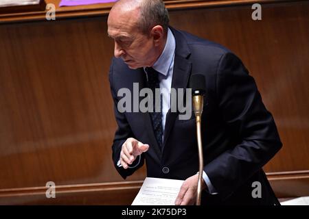 Le ministre français de l'intérieur, Gérard Collomb, a posé des questions hebdomadaires au gouvernement lors de l'assemblée nationale sur le 27 mars 2018. Banque D'Images