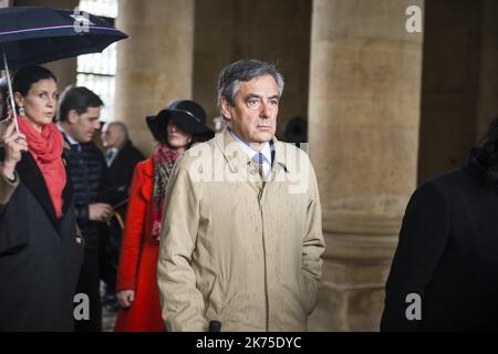 François Fillon lors d'une cérémonie nationale sur 28 mars 2018 à l'Hôtel des Invalides à Paris. La France honore lors d'une cérémonie nationale contre 28 mars un policier héroïque qui est mort en se proposant comme otage dans une attaque djihadiste. Beltrame, 44 ans, a été la quatrième et dernière victime de la fusillade sur 23 mars dans les villes du sud-ouest de Carcassonne et de Trebes. Banque D'Images