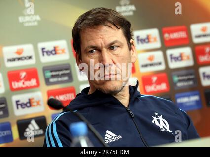 L'entraîneur-chef français de Marseille, Rudi Garcia, et Luiz Gustavo (R) de Marseille écoutent lors d'une conférence de presse à la veille du quart de finale du match de football de l'Europa League RB Leipzig vs Olympique de Marseille (OM) à Leipzig, dans l'est de l'Allemagne, sur 4 avril 2018. Banque D'Images