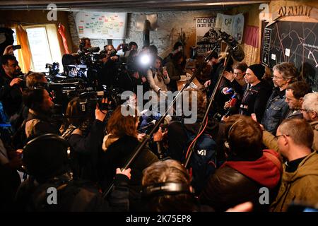 Les manifestants s'opposent à la police anti-émeute dans la ZAD (zone a Defendre - zone à défendre) à notre-Dame-des-Landes, dans l'ouest de la France, sur 9 avril 2018. Plus de 2 000 policiers français ont pris part à 9 avril à l'expulsion des derniers récalcitrants d'un camp anticapitaliste sur le site d'un projet d'aéroport abandonné près de la ville occidentale de Nantes. Les officiers ont armé le site de notre-Dame-des-Landes avant l'aube pour expulser environ 100 des manifestants qui l'avaient occupé pour empêcher la construction d'un aéroport controversé, puis ont refusé de partir après la sortie du projet. Banque D'Images