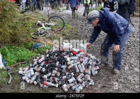 Les manifestants se protègent des gaz lacrymogènes sur la route D281 lorsqu'ils s'opposent à la police anti-émeute dans la ZAD (zone de défense a) à notre-Dame-des-Landes, dans l'ouest de la France, sur 9 avril 2018. Plus de 2 000 policiers français ont pris part à 10 avril à l'expulsion des derniers récalcitrants d'un camp anticapitaliste sur le site d'un projet d'aéroport abandonné près de la ville occidentale de Nantes. Les officiers ont essaié le site de notre-Dame-des-Landes avant l'aube pour expulser environ 100 des manifestants qui l'avaient occupé pour empêcher la construction d'un aéroport controversé, puis ont refusé de faire le vol Banque D'Images