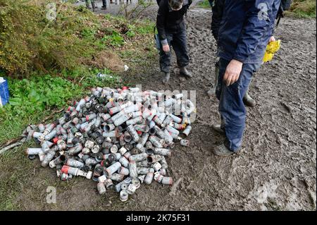 Les manifestants se protègent des gaz lacrymogènes sur la route D281 lorsqu'ils s'opposent à la police anti-émeute dans la ZAD (zone de défense a) à notre-Dame-des-Landes, dans l'ouest de la France, sur 9 avril 2018. Plus de 2 000 policiers français ont pris part à 10 avril à l'expulsion des derniers récalcitrants d'un camp anticapitaliste sur le site d'un projet d'aéroport abandonné près de la ville occidentale de Nantes. Les officiers ont essaié le site de notre-Dame-des-Landes avant l'aube pour expulser environ 100 des manifestants qui l'avaient occupé pour empêcher la construction d'un aéroport controversé, puis ont refusé de faire le vol Banque D'Images