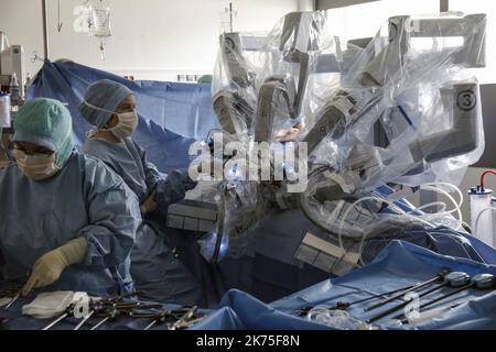 Chirurgie robotique à l'hôpital Lyon Sud - salle d'opération pendant la chirurgie robotique à l'hôpital Lyon Sud. Le patient atteint du syndrome de 'casse-noisette' subit une greffe de rein entièrement réalisée par un chirurgien aux commandes d'un robot chirurgical.©PHOTOPQR/LE PROGRES/photo Maxime JEGAT - opération chirurgicale robotisée à l'hôpital Lyon Sud -le bloc opératoire l'intervention chirurgicale robotisée à l'Hôpital Lyon Sud. La patiente attestation du syndrome de 'casse-noisette' subie a auto greffe of rein entirement realised by a murgien aux commandes d'un Banque D'Images