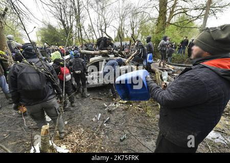 ©PHOTOPQR/OUEST FRANCE ; encore des actions de la partie des zadistes sur le site de notre-Dame-des-Landes , de nouveaux corps de police sont utilisés avec des véhicules hors d'usage , plus de 2000 forces de police sur place. NOTRE DAME DES LANDES LE 15/04/2018 les manifestants tentent d'accéder à des squats de reconstruction au camp anti-aéroport de la ZAD, vieux de dix ans, à notre-Dame-des-Landes, dans l'ouest de la France, sur 15 avril 2018 *** Légende locale *** Banque D'Images