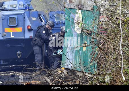 ©PHOTOPQR/OUEST FRANCE ; encore des actions de la partie des zadistes sur le site de notre-Dame-des-Landes , de nouveaux corps de police sont utilisés avec des véhicules hors d'usage , plus de 2000 forces de police sur place. NOTRE DAME DES LANDES LE 15/04/2018 les manifestants tentent d'accéder à des squats de reconstruction au camp anti-aéroport de la ZAD, vieux de dix ans, à notre-Dame-des-Landes, dans l'ouest de la France, sur 15 avril 2018 *** Légende locale *** Banque D'Images