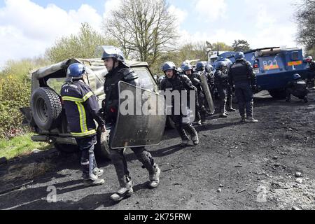 ©PHOTOPQR/OUEST FRANCE ; encore des actions de la partie des zadistes sur le site de notre-Dame-des-Landes , de nouveaux corps de police sont utilisés avec des véhicules hors d'usage , plus de 2000 forces de police sur place. NOTRE DAME DES LANDES LE 15/04/2018 les manifestants tentent d'accéder à des squats de reconstruction au camp anti-aéroport de la ZAD, vieux de dix ans, à notre-Dame-des-Landes, dans l'ouest de la France, sur 15 avril 2018 *** Légende locale *** Banque D'Images