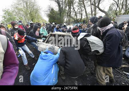 ©PHOTOPQR/OUEST FRANCE ; encore des actions de la partie des zadistes sur le site de notre-Dame-des-Landes , de nouveaux corps de police sont utilisés avec des véhicules hors d'usage , plus de 2000 forces de police sur place. NOTRE DAME DES LANDES LE 15/04/2018 les manifestants tentent d'accéder à des squats de reconstruction au camp anti-aéroport de la ZAD, vieux de dix ans, à notre-Dame-des-Landes, dans l'ouest de la France, sur 15 avril 2018 *** Légende locale *** Banque D'Images