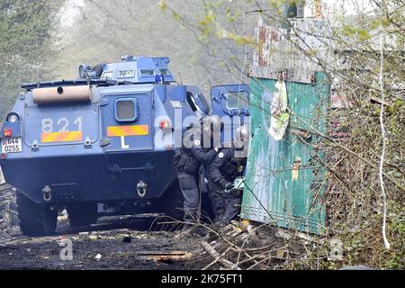 ©PHOTOPQR/OUEST FRANCE ; encore des actions de la partie des zadistes sur le site de notre-Dame-des-Landes , de nouveaux corps de police sont utilisés avec des véhicules hors d'usage , plus de 2000 forces de police sur place. NOTRE DAME DES LANDES LE 15/04/2018 les manifestants tentent d'accéder à des squats de reconstruction au camp anti-aéroport de la ZAD, vieux de dix ans, à notre-Dame-des-Landes, dans l'ouest de la France, sur 15 avril 2018 *** Légende locale *** Banque D'Images