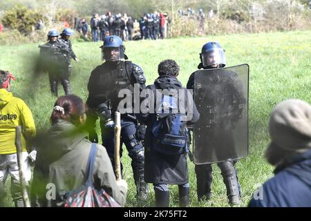 ©PHOTOPQR/OUEST FRANCE ; encore des actions de la partie des zadistes sur le site de notre-Dame-des-Landes , de nouveaux corps de police sont utilisés avec des véhicules hors d'usage , plus de 2000 forces de police sur place. NOTRE DAME DES LANDES LE 15/04/2018 les manifestants tentent d'accéder à des squats de reconstruction au camp anti-aéroport de la ZAD, vieux de dix ans, à notre-Dame-des-Landes, dans l'ouest de la France, sur 15 avril 2018 *** Légende locale *** Banque D'Images