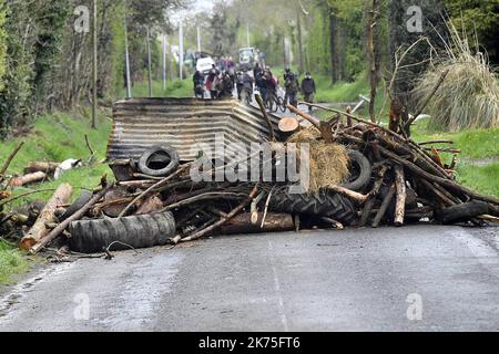 ©PHOTOPQR/OUEST FRANCE ; encore des actions de la partie des zadistes sur le site de notre-Dame-des-Landes , de nouveaux corps de police sont utilisés avec des véhicules hors d'usage , plus de 2000 forces de police sur place. NOTRE DAME DES LANDES LE 15/04/2018 les manifestants tentent d'accéder à des squats de reconstruction au camp anti-aéroport de la ZAD, vieux de dix ans, à notre-Dame-des-Landes, dans l'ouest de la France, sur 15 avril 2018 *** Légende locale *** Banque D'Images