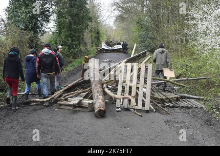 ©PHOTOPQR/OUEST FRANCE ; encore des actions de la partie des zadistes sur le site de notre-Dame-des-Landes , de nouveaux corps de police sont utilisés avec des véhicules hors d'usage , plus de 2000 forces de police sur place. NOTRE DAME DES LANDES LE 15/04/2018 les manifestants tentent d'accéder à des squats de reconstruction au camp anti-aéroport de la ZAD, vieux de dix ans, à notre-Dame-des-Landes, dans l'ouest de la France, sur 15 avril 2018 *** Légende locale *** Banque D'Images