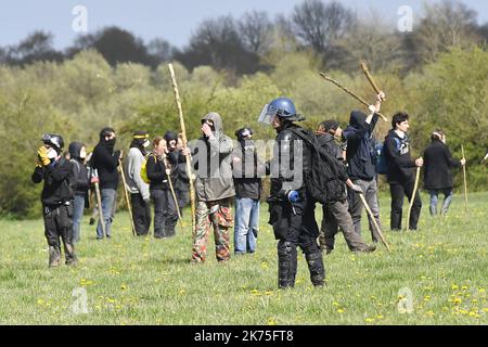 ©PHOTOPQR/OUEST FRANCE ; encore des actions de la partie des zadistes sur le site de notre-Dame-des-Landes , de nouveaux corps de police sont utilisés avec des véhicules hors d'usage , plus de 2000 forces de police sur place. NOTRE DAME DES LANDES LE 15/04/2018 les manifestants tentent d'accéder à des squats de reconstruction au camp anti-aéroport de la ZAD, vieux de dix ans, à notre-Dame-des-Landes, dans l'ouest de la France, sur 15 avril 2018 *** Légende locale *** Banque D'Images