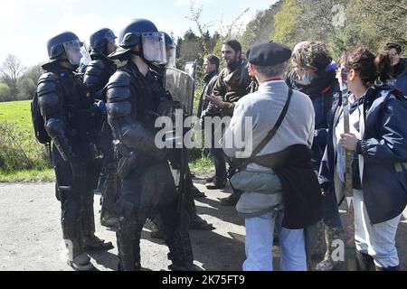 ©PHOTOPQR/OUEST FRANCE ; encore des actions de la partie des zadistes sur le site de notre-Dame-des-Landes , de nouveaux corps de police sont utilisés avec des véhicules hors d'usage , plus de 2000 forces de police sur place. NOTRE DAME DES LANDES LE 15/04/2018 les manifestants tentent d'accéder à des squats de reconstruction au camp anti-aéroport de la ZAD, vieux de dix ans, à notre-Dame-des-Landes, dans l'ouest de la France, sur 15 avril 2018 *** Légende locale *** Banque D'Images