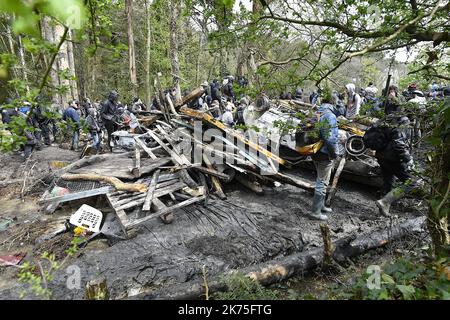 ©PHOTOPQR/OUEST FRANCE ; encore des actions de la partie des zadistes sur le site de notre-Dame-des-Landes , de nouveaux corps de police sont utilisés avec des véhicules hors d'usage , plus de 2000 forces de police sur place. NOTRE DAME DES LANDES LE 15/04/2018 les manifestants tentent d'accéder à des squats de reconstruction au camp anti-aéroport de la ZAD, vieux de dix ans, à notre-Dame-des-Landes, dans l'ouest de la France, sur 15 avril 2018 *** Légende locale *** Banque D'Images