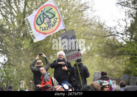 ©PHOTOPQR/OUEST FRANCE ; encore des actions de la partie des zadistes sur le site de notre-Dame-des-Landes , de nouveaux corps de police sont utilisés avec des véhicules hors d'usage , plus de 2000 forces de police sur place. NOTRE DAME DES LANDES LE 15/04/2018 les manifestants tentent d'accéder à des squats de reconstruction au camp anti-aéroport de la ZAD, vieux de dix ans, à notre-Dame-des-Landes, dans l'ouest de la France, sur 15 avril 2018 *** Légende locale *** Banque D'Images