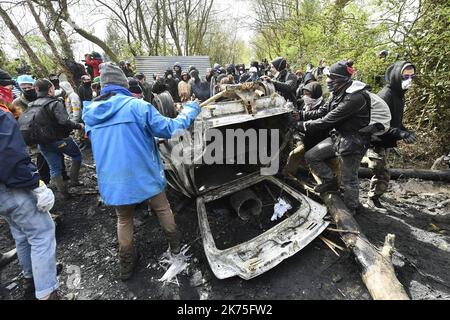 ©PHOTOPQR/OUEST FRANCE ; encore des actions de la partie des zadistes sur le site de notre-Dame-des-Landes , de nouveaux corps de police sont utilisés avec des véhicules hors d'usage , plus de 2000 forces de police sur place. NOTRE DAME DES LANDES LE 15/04/2018 les manifestants tentent d'accéder à des squats de reconstruction au camp anti-aéroport de la ZAD, vieux de dix ans, à notre-Dame-des-Landes, dans l'ouest de la France, sur 15 avril 2018 *** Légende locale *** Banque D'Images