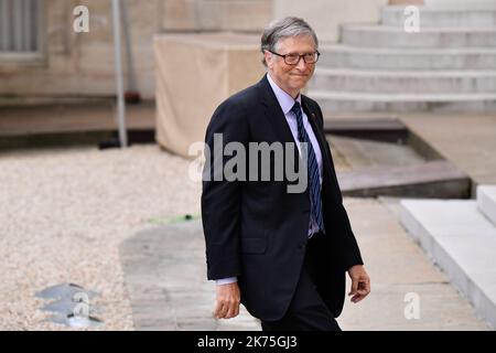 Bill Gates, l'ancien patron de Microsoft qui est maintenant dédié à sa fondation, est reçu par le Président de la République, Emmanuel Macron au Palais de l'Elysée sur 16 avril 2018. Banque D'Images