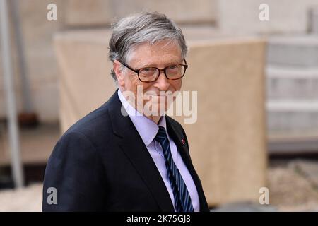 Bill Gates, l'ancien patron de Microsoft qui est maintenant dédié à sa fondation, est reçu par le Président de la République, Emmanuel Macron au Palais de l'Elysée sur 16 avril 2018. Banque D'Images