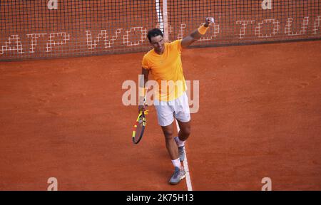 Rafael Nadal - Karen Khachanov Rafael Nadal en Espagne retourne un ballon à Karen Khachanov en Russie lors de leur match de tennis au tournoi de la série de Masters ATP de Monte-Carlo sur 19 avril 2018 à Monaco. Banque D'Images