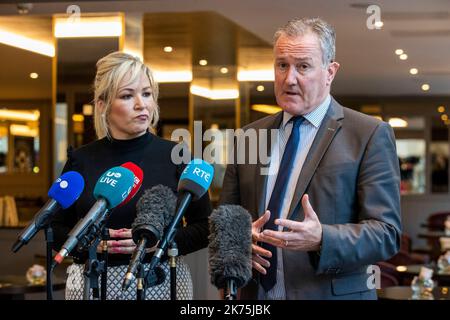 (À gauche) Michelle O'Neill, vice-présidente de Sinn Fein, et Conor Murphy, ministre des Finances de l'Irlande du Nord, ont réagi après leur rencontre avec Taoiseach Micheal Martin à l'hôtel Grand Central de Belfast. Banque D'Images