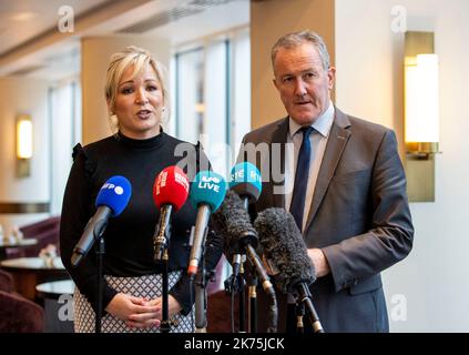 (À gauche) Michelle O'Neill, vice-présidente de Sinn Fein, et Conor Murphy, ministre des Finances de l'Irlande du Nord, ont réagi après leur rencontre avec Taoiseach Micheal Martin à l'hôtel Grand Central de Belfast. Banque D'Images