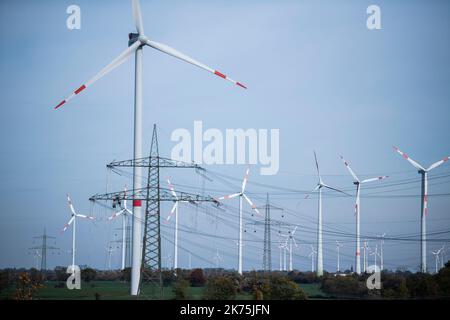 Prenzlau, Allemagne. 17th octobre 2022. Les éoliennes et les pylônes d'électricité sont dans le Uckermark. Credit: Christophe bateau/dpa/Alay Live News Banque D'Images