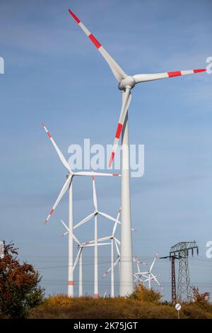 Prenzlau, Allemagne. 17th octobre 2022. Les éoliennes et les pylônes d'électricité sont dans le Uckermark. Credit: Christophe bateau/dpa/Alay Live News Banque D'Images