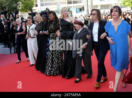 - (Froml) chanteuse burundaise et membre du jury du long métrage Khadja Nin, réalisatrice et scénariste américaine et membre du jury du long métrage Ava Duvernay, actrice australienne Cate Blanchett, La directrice française Agnes Varda et la directrice française Céline Sciamma marchent sur le tapis rouge en signe de protestation contre l'absence de femmes cinéastes honorées tout au long de l'histoire du festival lors de la projection de 'Girls of the Sun (Les filles du Soleil)' lors du Festival annuel de Cannes 71st au Palais des Festivals de 12 mai 2018 à Cannes, dans le sud-est de la France. Seulement 82 films en compétition dans la sélection officielle Banque D'Images