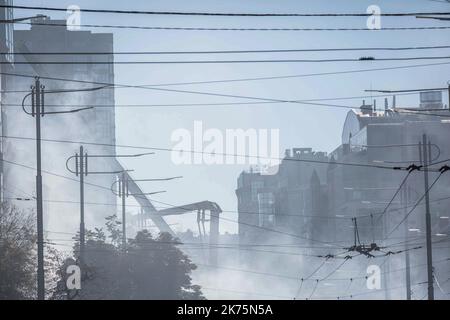 Kiev, Ukraine. 17th octobre 2022. La fumée de l'incendie est vue sur le site de l'explosion à la suite d'une attaque par drone, que les autorités locales considèrent comme des véhicules aériens sans pilote de fabrication iranienne (UAV) Shahed-136, dans le centre de Kiev. Au moins quatre personnes ont été tuées à la suite d’une attaque par drone sur un immeuble résidentiel de Kiev. (Photo par Oleksii Chumachenko/SOPA Images/Sipa USA) crédit: SIPA USA/Alay Live News Banque D'Images